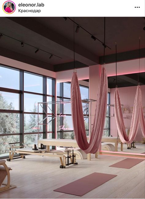 Pink Yoga Room, Pink Pilates Room, Pilates Room Design, Home Pole Dance Room, Pole Studio Design, Pink Yoga Studio, Girly Home Gym, Home Pole Studio, Interior Design Gym