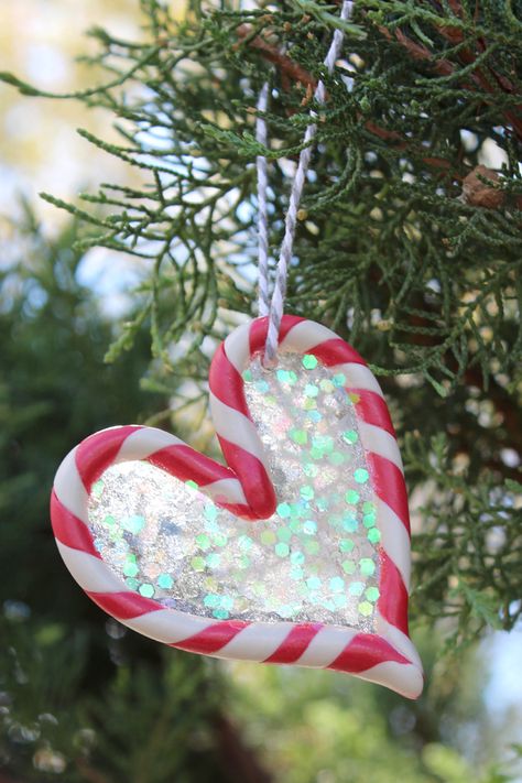 Resin Christmas Ornaments Diy, Epoxy Christmas, Resin Christmas Ornaments, Candy Cane Heart, How To Make Resin, Heart Shaped Candy, Resin Ornaments, Candy Cane Ornament, Diy Valentines Decorations