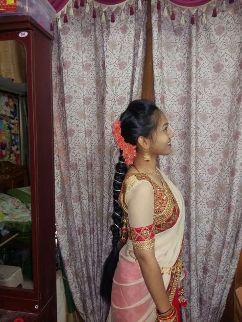 Simple hair style for lehangas Poola Jada, Simple Hair, Bridal Hair, Easy Hairstyles, Hair Styles, Hair