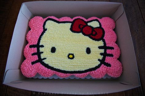 Hello Kitty pull apart cupcake cake Cute Kitty Cats, Pull Apart Cupcake, Kitty Cupcakes, Cupcake Inspiration, Hello Kitty Birthday Cake, Cake Cute, Pull Apart Cupcake Cake, Cat Cupcakes, Hello Kitty Cupcakes