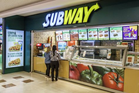 Subway Worker Falls Asleep while in the middle of making a sandwich. Subway Fast Food, Subway Food, Subway Restaurant, Subway Menu, Juice Business, Cake Presentation, Food Counter, Subway Sandwich, Customer Survey