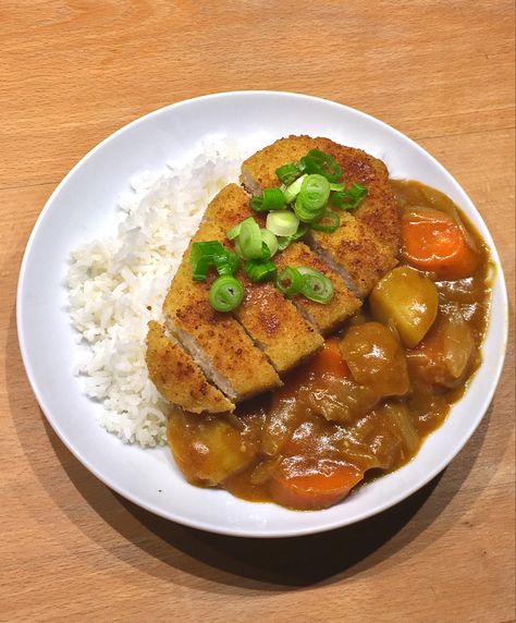 tonkatsu curry Tonkatsu Aesthetic, Tonkatsu Curry, Food Wallpaper, Food O, Homemade Food, Curry Chicken, Curry Recipes, Food Cravings, Summer Recipes