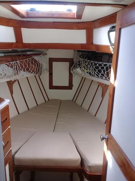 Small Sailboat Interior, Sailing Interior, Wood Boat Interior, Boot Inspiration, Catalina 22, Cuddy Cabin Boat, Cabin Cruiser Boat, Boat Organization, Boat Interior Design