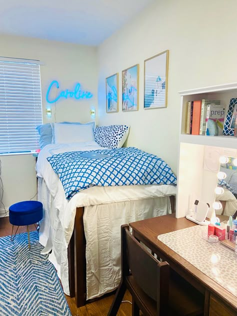 Preppy Bedroom Ideas Blue, College Dorm Rooms Ideas, White Dorm Room Ideas With Pops Of Color, Dorm Room Inspo Aesthetic Blue, Greek Dorm Room, Dorm Room With Wallpaper, Blue Pink Dorm Room, Preppy Dorm Room Aesthetic, Preppy Blue Room Decor