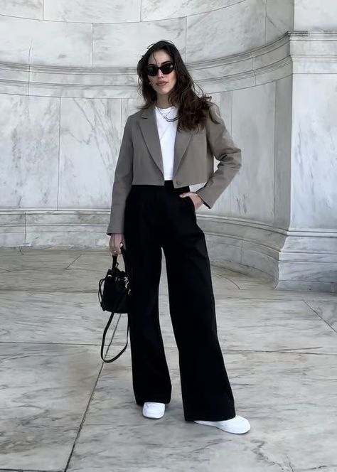 These Are The Classic High Street Items You Should Have In Your Wardrobe - CLOSS FASHION Cropped Blazer Wide Leg Pants, Black Blazer Outfit Aesthetic, High School Party Ideas, Black Wide Pants Outfit Classy, Black Cropped Blazer Outfit, Cropped Blazer Outfit Street Style, Graduation Party Ideas Decorations, Court Outfits, Blazer Outfits Street Style