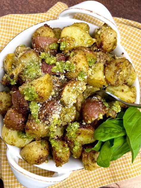 Easy Pesto-Roasted Potatoes Italian Sides, Fruit Side Dishes, Eating Mediterranean, Healthy Side Recipes, Potato Au Gratin, Thanksgiving Meal Ideas, Friendsgiving Potluck, Friendsgiving Food Ideas, Pesto Potatoes