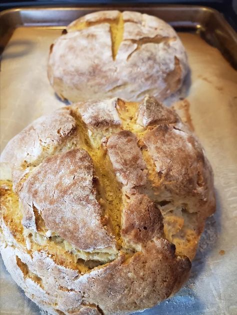 Portuguese Bread, Cornbread Cake, Portuguese Desserts, Portuguese Cuisine, Sweet Cornbread, Cornbread Recipe, Loaf Of Bread, Corn Bread Recipe, Yeast Bread