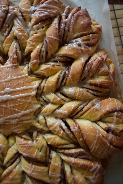 Yuletide Food, Cinnamon Star Bread Recipe, Cinnamon Star Bread, Gbbo Recipes, King Arthur Flour Recipes, Bake Off Recipes, Jewish Holiday Recipes, Star Bread, Vegan Pastries