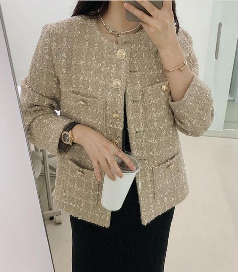 Autumn Fashion 2022, Tweed Blazer Outfit, Formal Work Attire, Tweed Jacket Outfit, Tweed Fashion, Tweed Jackets, Classy Suits, Chanel Jacket, Woman Suit Fashion