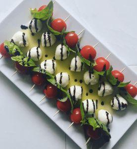 Закуска Моцарелла Eggnog Rezept, Salad Skewers, Caprese Salad Skewers, Sommer Mad, Salad Recipes Healthy Easy, Small Appetizers, Party Food Platters, Appetizer Bites, Snacks Für Party