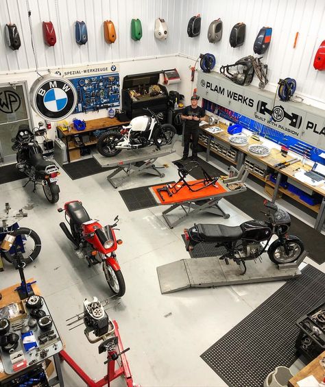 Bike Workshop, Motorcycle Workshop Ideas, Motorcycle Showroom Design, Biker Shop, Free Shed Plans, Motorcycle Workshop, Мотоциклы Harley Davidson, Garage Bike, Mechanic Garage