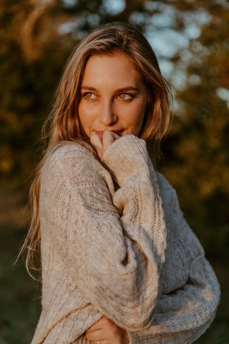 Close Photography Face, Fall Woman Photography, Outdoor Female Portrait Photography, Female Portrait Outdoor, Casual Portraits Women, Fall Outdoor Portraits, Fun Model Photoshoot, Woman Portrait Poses Natural, Womens Outdoor Photoshoot