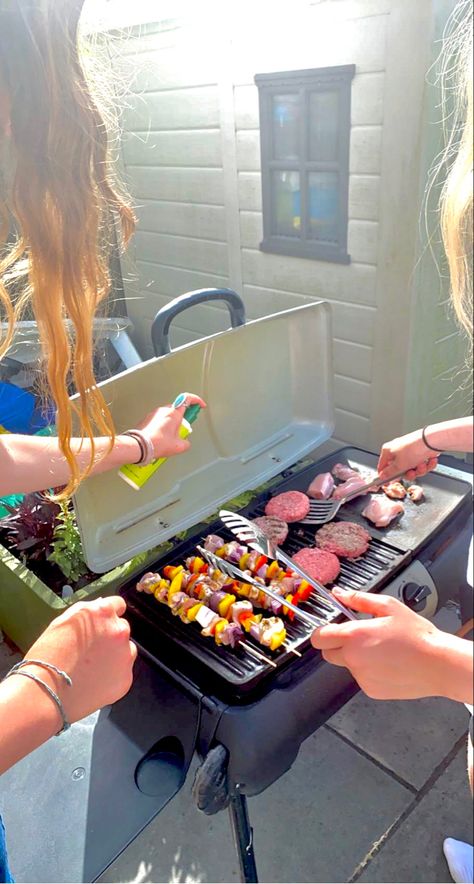 Friends having a BBQ Bbq Friends Aesthetic, Cookout With Friends, Summer Cooking Aesthetic, Bbq With Friends Aesthetic, Summer Barbecue Aesthetic, Bbq Party Aesthetic, Summer Bbq Aesthetic, Grilling Aesthetic, Barbecue Aesthetic