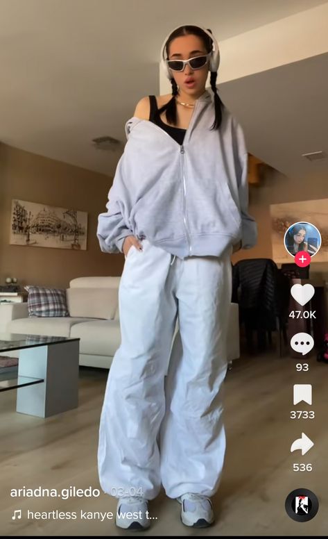 ariadna.giledo on TikTok ariadnagiledo on Instagram White Parachute Cargo Pants Outfit, Outfits With White Parachute Pants, How To Style White Parachute Pants, Big Top Big Pants Outfit, Styling White Sweatpants, Styling White Parachute Pants, Style White Parachute Pants, Dark Grey Parachute Pants Outfit, Light Grey Parachute Pants Outfit