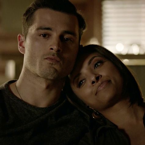 Enzo Tvd, Enzo Vampire Diaries, Bonnie And Enzo, Bonnie Bennet, Spiegel Selfie, Michael Malarkey, Vampire Diaries Poster, Damon Salvatore Vampire Diaries, Tv Show Couples