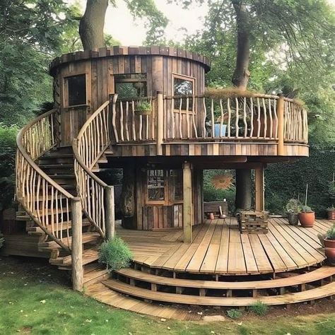 Adult Tree House, Dark Cottagecore House, Modern Mexican Home, Small Barn House, Farm Style House, Beautiful Tree Houses, Tree House Plans, Cool Tree Houses, Tree House Designs