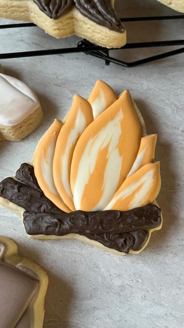 Cami Logan | Custom Decorated Sugar Cookies on Instagram: "Pro cookier tip of the day: To create great definition between sections such as these flames do the sections that don’t touch, let them dry until they have begun to crust over, and then do the next sections! • Cutter from @wildflourbakeryla • • • #campingcookies #campfire #campfirecookies #outdoors #camping #campinglife #campfires #camiscookieco #royalicingcookies #bakefeed #cookielover #cookieart #cookietips #sugarcookies #sugarcookie Camp Cookies, Campfire Cookies, Camping Cookies, Frosted Cookies, Instagram Pro, Cookie Decorations, Royal Icing Transfers, Cookie Hacks, Iced Sugar Cookies