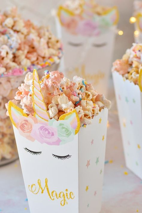 Unicorn Popcorn, Party Ideas On A Budget, Unicorn Hot Chocolate, 4de Verjaardag, Chocolate Covered Desserts, Unicorn Party Food, Snack Dinner, Unicorn Sprinkles, Unicorn Birthday Party Ideas