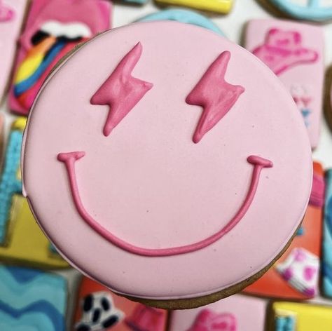 Retro Smiley Face Birthday Cake, Preppy Pink Birthday Cake, Preppy Birthday Party Cake, Smiley Face Cake Happy Birthday, Smiley Face Cupcake Cake, Pink Smiley Face Cookies, Preppy Birthday Cookies, Preppy Cookie Cake, Pink Smiley Face Cake