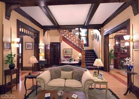 Charmed Halliwell Manor living room / Salón casa de la serie Embrujadas Fictional Houses, Charmed Manor, Charmed House, Halliwell Manor, Serotonin Boosters, Visual Prompts, Practical Magic House, Tv Show House, Charmed Tv