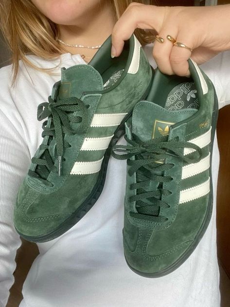 Dark Green Shoes, Shoes Street Style, Oversize Denim Jacket, Baggy Jean Shorts, Adidas Sambas, Green Adidas, Trendy Shoes Sneakers, Baggy Jean, Simple Wardrobe