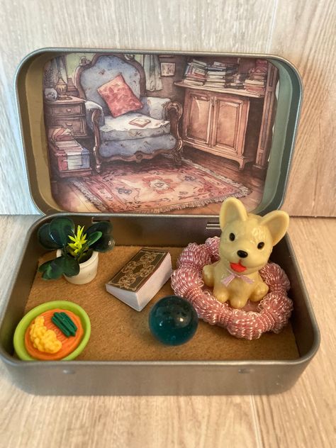 Puppy Dog Play Tin, Dog in a Dollhouse, Mini Library Toy, Altoid Tin Play Set, Child Travel Fun, Pocket Pet Pal - Etsy Toys In A Tin, Altoid Tin Dollhouse, Altoid Tin Gifts, Altoid Tin Ideas Miniatures, Miniature Dog, Altoid Tin, Mini Library, Altoids Tins, Pocket Pet