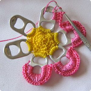 How to crochet with pop can tops. You can make Christmas tree ornaments, a broach, wall hangings. Pop Tab Crafts, Pop Tabs, Confection Au Crochet, Pop Cans, Cool Ideas, Yarn Projects, Yarn Crafts, Crochet Crafts, Crocheted Item