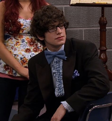 Robby From Victorious, Matt Bennett Victorious, Robbie Shapiro Victorious, Nerdy Cute Guys, Robby Victorious, Robbie Shapiro Aesthetic, 2000s Movie Characters, Robbie Shapiro Icons, Popular Movie Characters