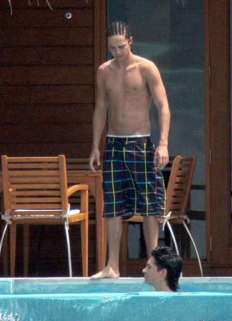 Tom Kaulitz Hands In Pants, Tom Kaulitz Maldives, Tom Kaulitz At The Beach, Tom Kaulitz Swimming, Tom Kaulitz Sitting, Bill Kaulitz V Line, Tom Kaulitz Full Body Pic, Tom Kaulitz Style, Tom Kaulitz Poster