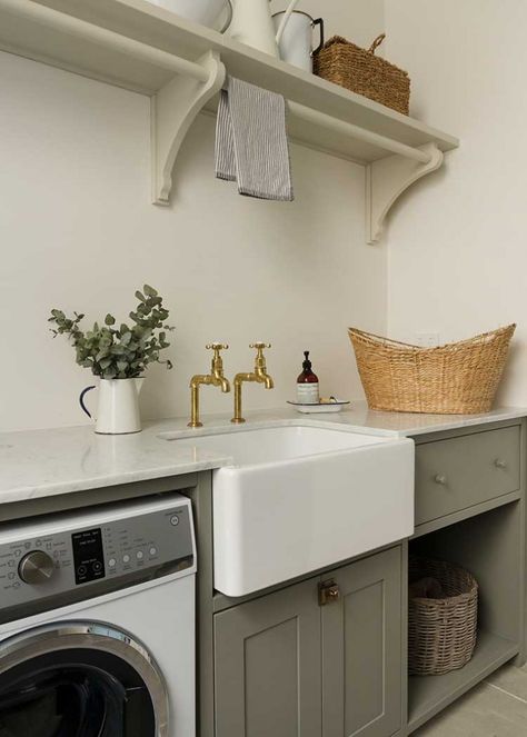 Shaker Laundry, Glebe House, Cottage Laundry Room, Country Laundry Rooms, Utility Room Designs, Dream Laundry Room, Farmhouse Laundry, Laundry Design, Farmhouse Laundry Room