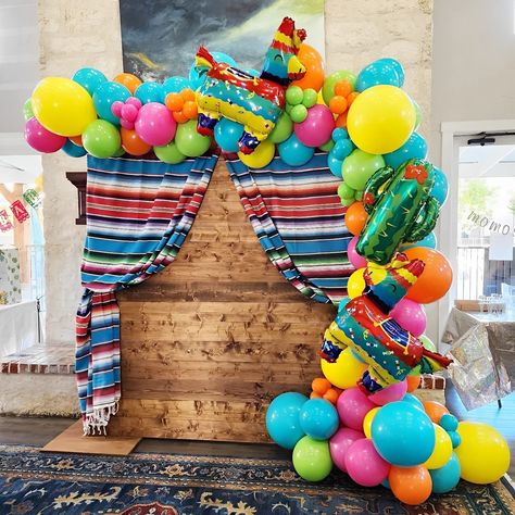 Mexican Birthday Theme, Taco Party Decor, Fiesta Balloon Garland, 16 Birthday Parties, Walking Taco Bar, Mexican Fiesta Party Decorations, Mexican Fiesta Birthday Party, Walking Taco, Mexican Theme Party