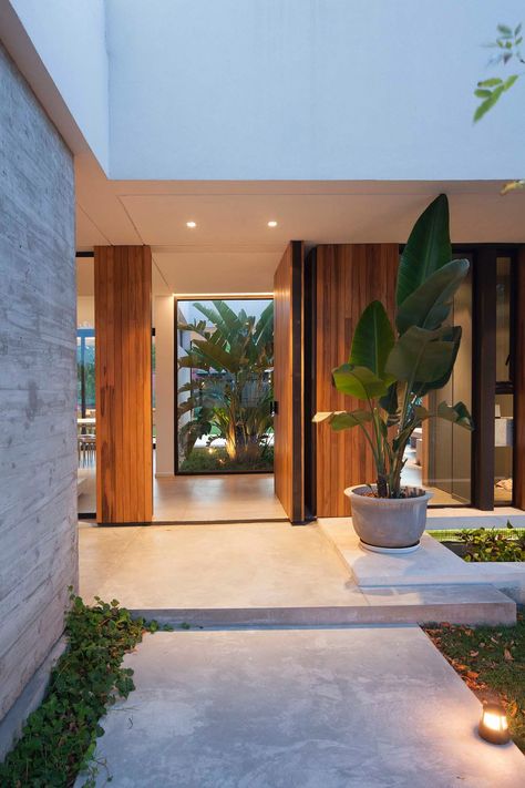 Idea 1189762: Casa Tana by Estudio PKa. Ignacio Pessagno & Lilian Kandus in Buenos Aires, Argentina Front Entrance Decor, Plan Villa, Villa Plan, Hus Inspiration, Design Exterior, Entrance Decor, Bath Products, Villa Design, House Entrance