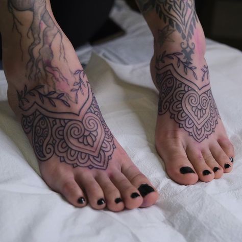 Ornamental Foot Tattoo Ornamental Foot Tattoo Design, Ornamental Foot Tattoo, Foot Tattoo Designs, Cool Tattoo Designs, Cute Foot Tattoos, Father Tattoos, Stick N Poke, Cool Tattoo, Foot Tattoo