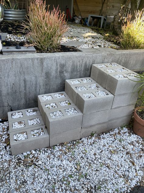 Cinderblock Pool Steps, Diy Cinder Block Stairs, Cinder Block And Wood Steps, Cinderblock Steps Diy, Cinderblock Stairs, Cinder Block Pool Steps, Diy Garden Steps, Cinder Block Steps Diy, Cinder Block Stairs