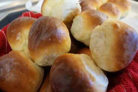 Copycat of Quincy's yeast rolls, I loved them whenever I went to Quincy's back East.  Now I can once again have the sweet yeast rolls that I have been missing for 20 years!  I LOVE these! Old Fashioned Yeast Rolls Recipe, Honey Yeast Rolls, Homemade Yeast Rolls, Yeast Rolls Recipe, Rolls Bread, Quick Rolls, Yeast Bread Recipes, Yeast Rolls, Bread Making