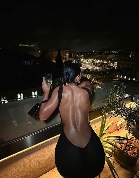 Muscular Back Women, Muscular Back, Fire And Desire, Black Backless Dress, Fitness Inspiration Body, Backless Prom Dresses, Dress Aesthetic, Backless Wedding Dress, Kendall Jenner Style