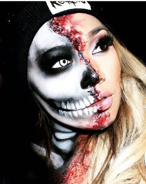 Split faced Halloween makeup #halloweenmakeuplooks Makeup Clown, Fantasy Make-up, Halloweenský Makeup, Halloween Make-up Looks, Horror Make-up, Creepy Halloween Makeup, Cute Halloween Makeup, Skeleton Makeup, Halloween Makeup Pretty