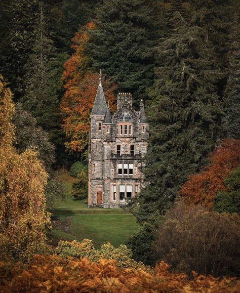 Scotland Highlands Castle, Scotland Aesthetic, Rural Living, Scottish Castles, Beautiful Castles, Innsbruck, Country Estate, Historical Place, Scottish Highlands