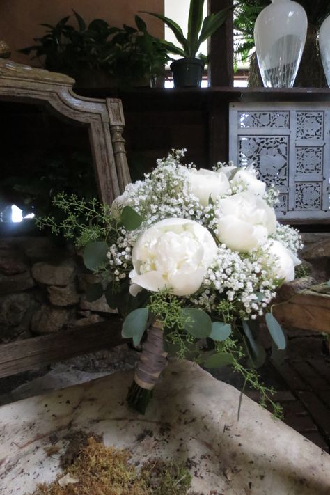 White peonies with babies breath and seeded eucalyptus. Soft and romantic! Wedding Bouquets Peonies, Bouquets Peonies, White Flower Garden, Wedding Flowers White, House Of Flowers, Peony Bouquet Wedding, Eucalyptus Bouquet, Garden Landscaping Ideas, Babies Breath