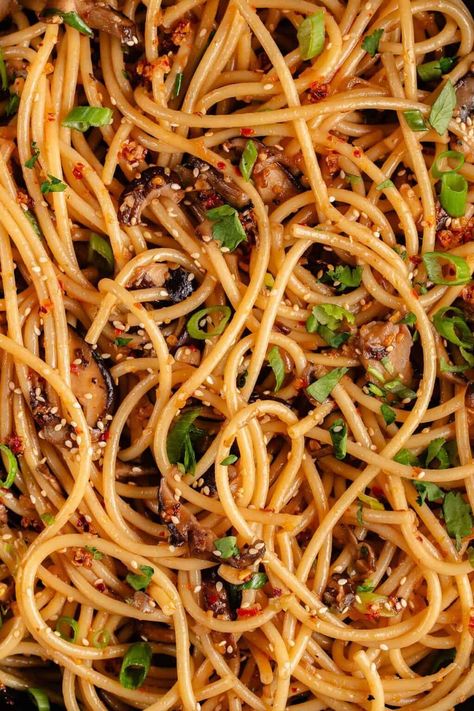 These Spicy Chili Crisp Garlic Noodles are a delicious fusion between Chinese and Italian that's complex in flavor and complete with a fiery kick. Boldly spiced chili crisp and sweet and savory hoisin sauce combined with garlic butter and al dente pasta - a flavor fusion you didn't know you needed! #chilicrisp #chilicrispasta #spicypasta #spicygarlicbutterpasta #fusion #vegan Chili Garlic Crisp Recipes, Spicy Cold Noodles, Spicy Chili Crisp, Garlic Butter Pasta, Chili Pasta, Pasta Side, Chili Crisp, Spicy Pasta, Butter Pasta