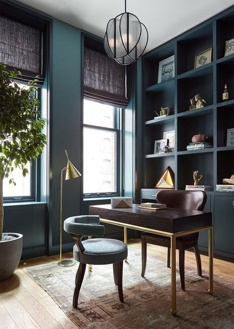 Small Office Decor, Writing Room, Design Hall, Dark Green Walls, Interior Design Per La Casa, Design Del Prodotto, Small Office, Office Inspiration, Office Interior Design