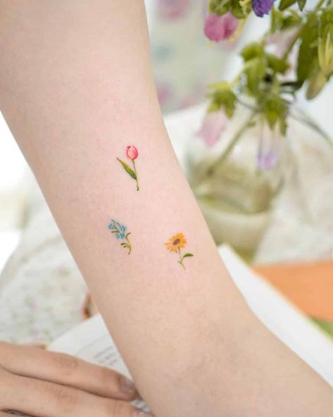 30 Delicate Tiny Flower Tattoo Ideas Flower Tattoos Tulip, Tattoos Tulip, Ovenlee Tattoo, Tiny Flower Tattoo, Forget Me Not Tattoo, Ornamental Tattoos, Tattoo Sunflower, Tiny Flower Tattoos, Flower Tattoo Ideas