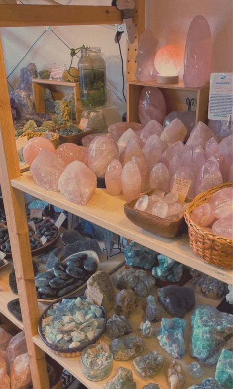 Crystal Shopping, Crystal Esthetics, Aesthetic Crystals Pictures, Witchy Shop Aesthetic, Crystal Vibes Aesthetic, Magic Shop Aesthetic, Cute Crystals, Crystal Shops, Aesthetic Crystals