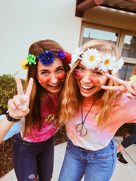 throwback day...60s hippies :)) Hippie Outfits For School, Throwback Day, Hippie Costume Halloween, School Spirit Week, Homecoming Spirit, Spirit Week Outfits, Cute Group Halloween Costumes, Hippie Halloween, Bff Halloween Costumes