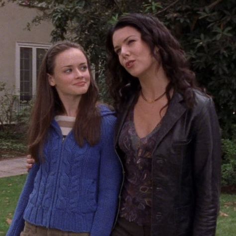 Olaplex Bonding Oil, Rory And Lorelai, Bonding Oil, Gilmore Girls Fashion, Lorelei Gilmore, Gilmore Girls Outfits, Watch Gilmore Girls, Gilmore Girls Seasons, Team Logan