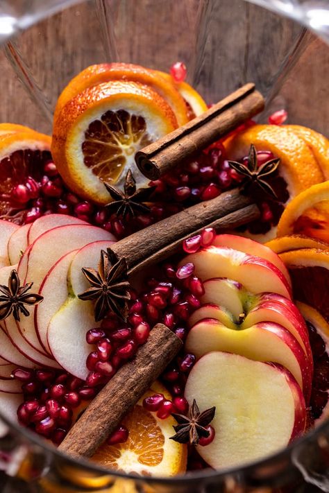 Thanksgiving Sangria Recipes, Hobbit Lifestyle, Sangria Thanksgiving, Autumn Sangria, Wine Thanksgiving, Thanksgiving Sangria, Fall Sangria Recipes, Mom Juice, Holiday Sangria