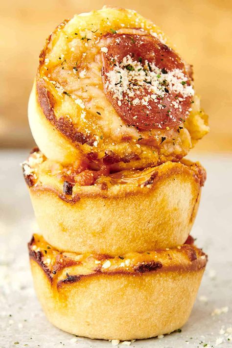 Mini Muffin Pan Appetizers, Pizza Cups Muffin Tins, Muffin Top Pan Recipes, Muffin Tin Pizza, Pizza Cupcake, Mini Muffin Tin Recipes, Homemade Dough Recipe, Pizza Cupcakes, Pizza Cups