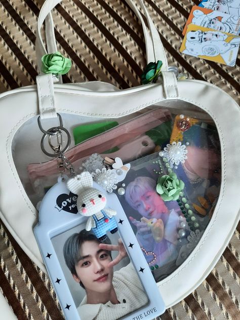 Kpop Concert Bag Ideas, Kpop Clear Bag, Nct Dream Concert Aesthetic, Concert Bag Kpop, Nct Concert Aesthetic, Nctzen Aesthetic Concert, Nct Dream Concert Outfit Ideas, Concert Bag Essentials, Clear Bag Aesthetic