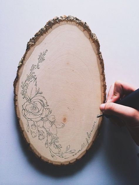 . Wood Slice Art, Woodburning Projects, Wood Burning Crafts, Wood Burning Patterns, Wood Burning Art, Wood Flowers, Paper Drawing, Crafty Craft, Wood Slices