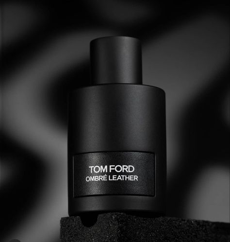 Black Perfume Bottle, Tom Ford Parfum, Perfume Black, Catalog Layout, Tom Ford Perfume, Photography Ideas At Home, Men Fragrance, Best Perfume For Men, Black Perfume